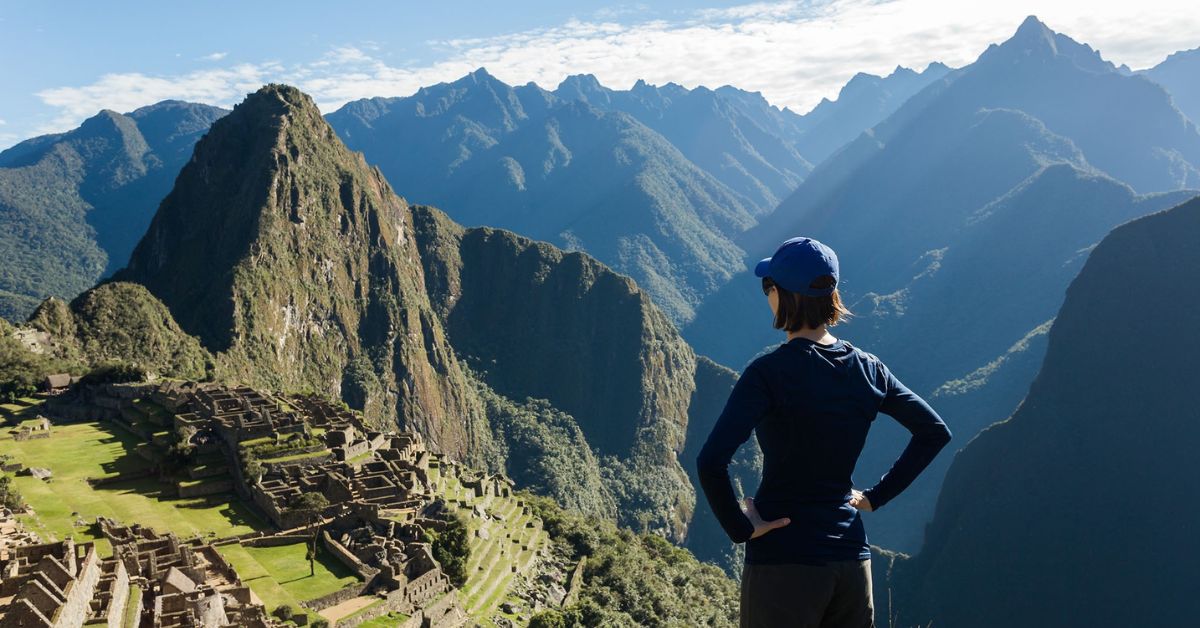 Turista contempla Vista Panorámica en Machu Pichu