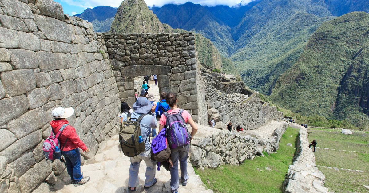 Turistas caminan por ruinas de Machu Pichu