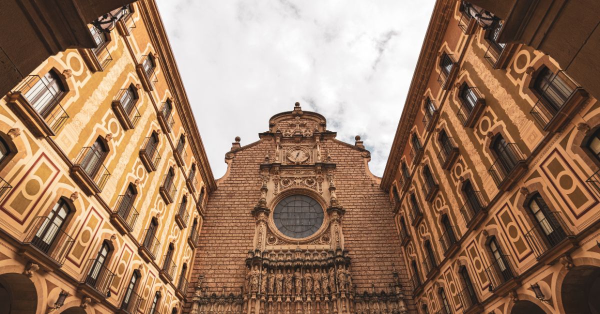 Vista Frontal de Abadía de Montserrat
