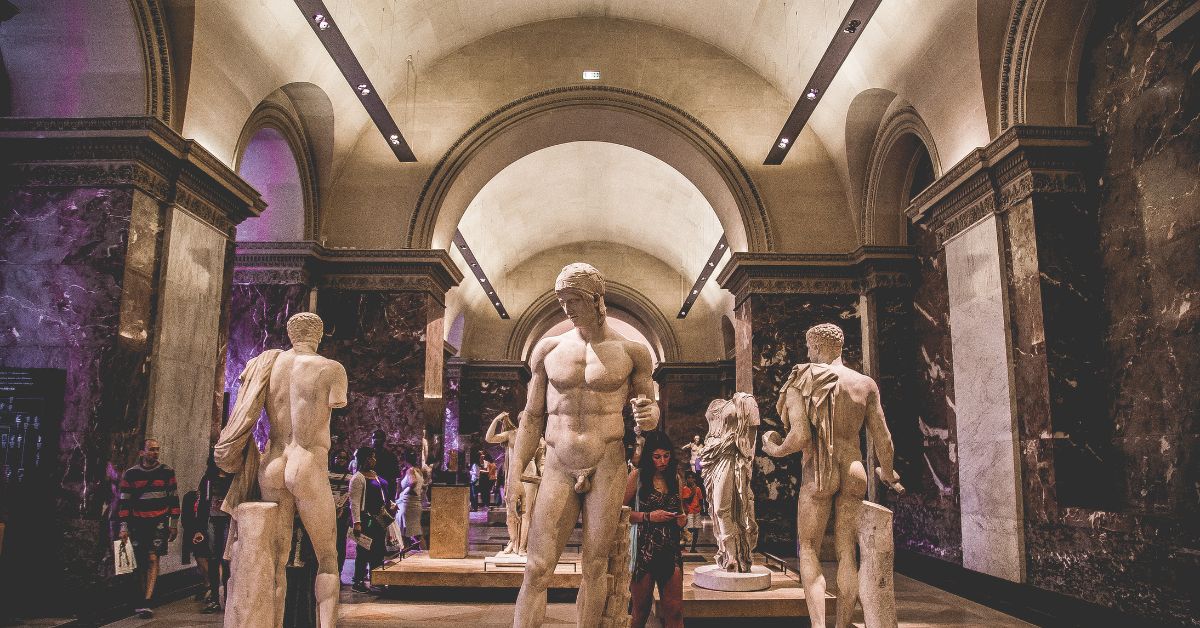 Esculturas dentro del Museo de Louvre
