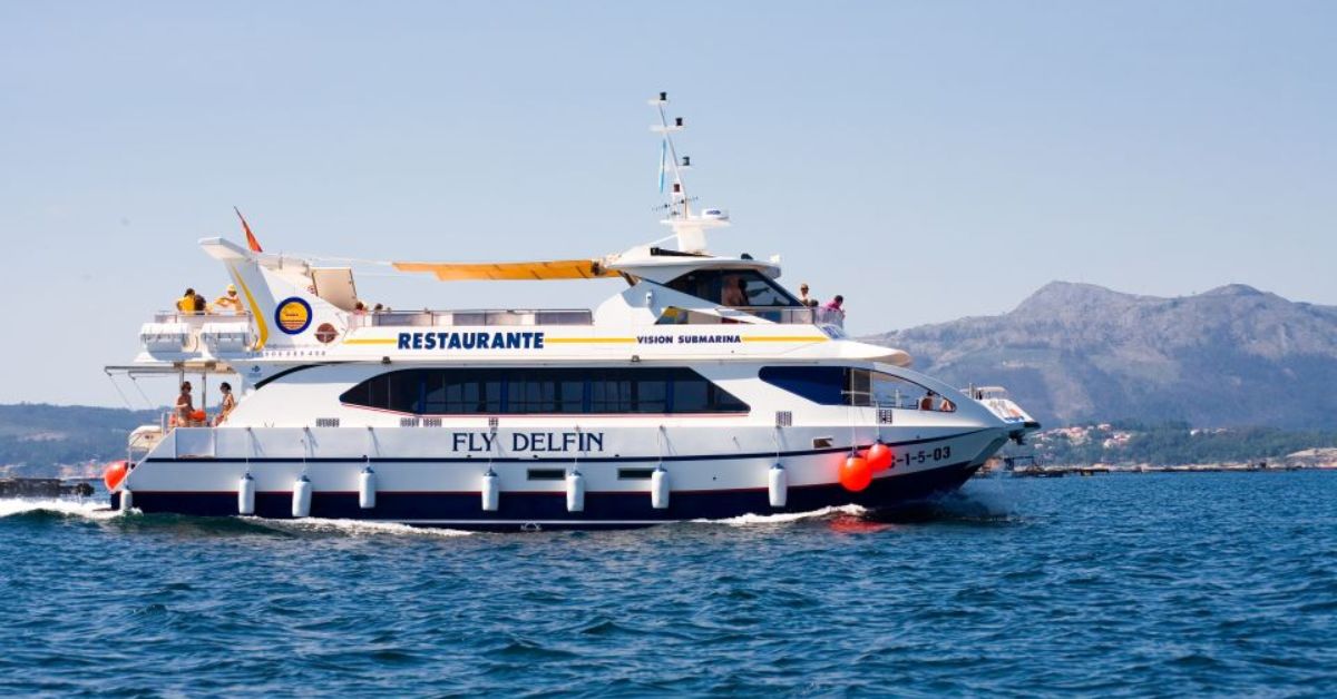 Barco visita bateas de acuicultura de mejillones en Ría de Arousa
