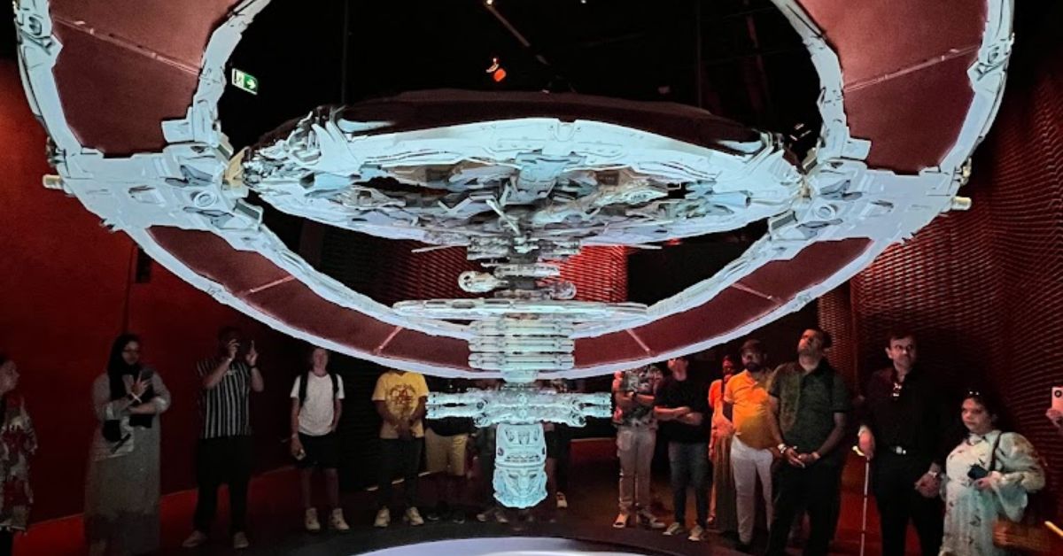 Personas posan dentro de Museo del Futuro