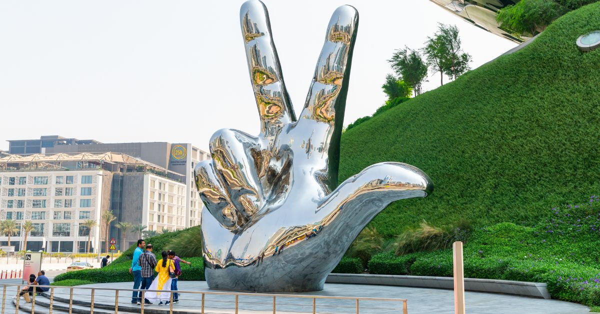 Mano con Señal de Saludo de Tres dedos en Museo del Futuro