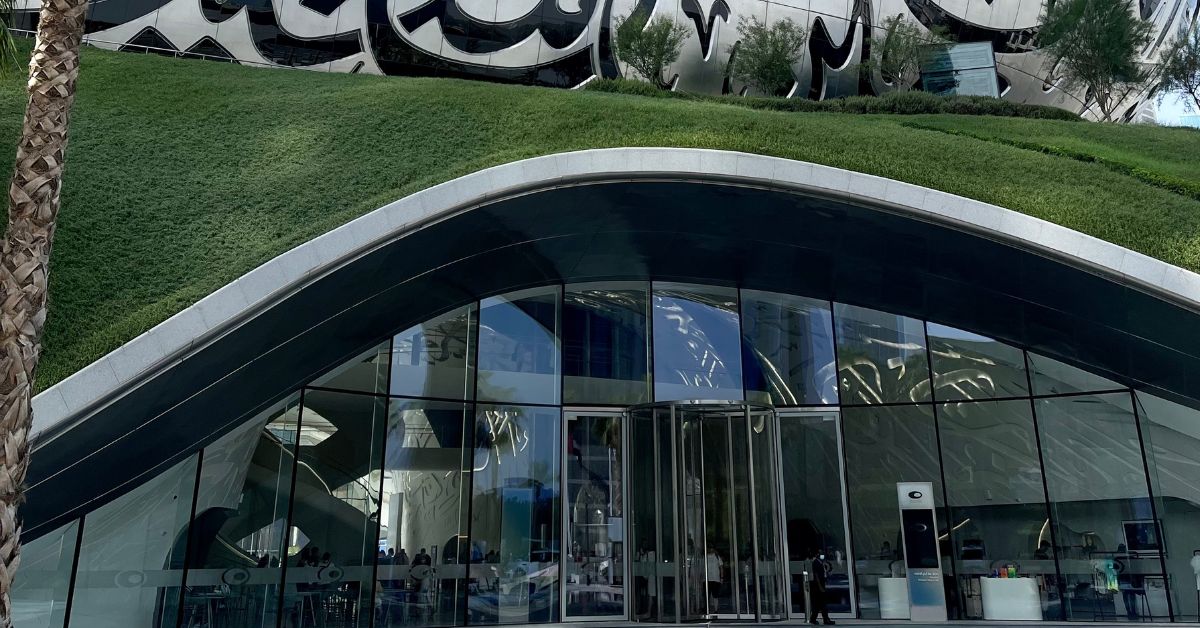 Vista Frontal Entrada al Edificio futurístico Museo del Futuro