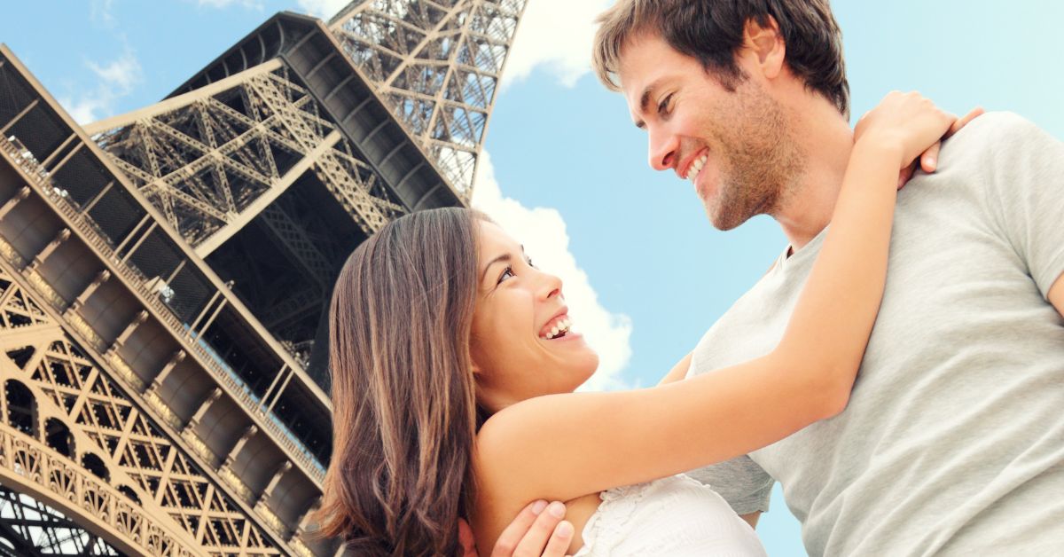 Pareja se abrazan con Vista de Fondo de Torre Eiffel