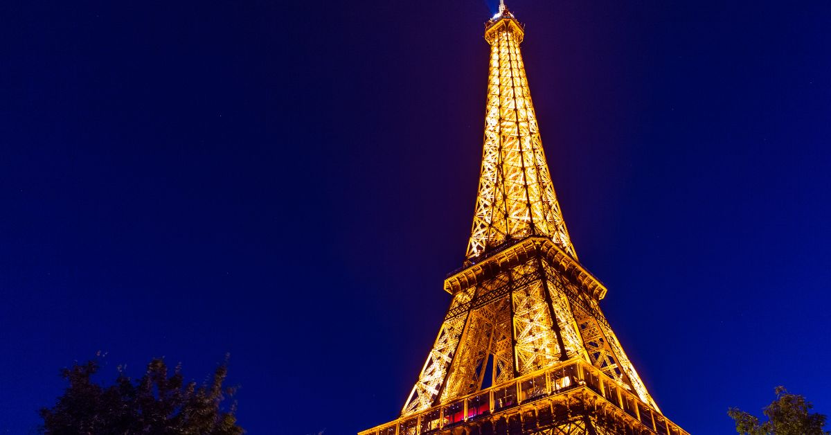 Vista de Torre Eiffel en Paris de Noche
