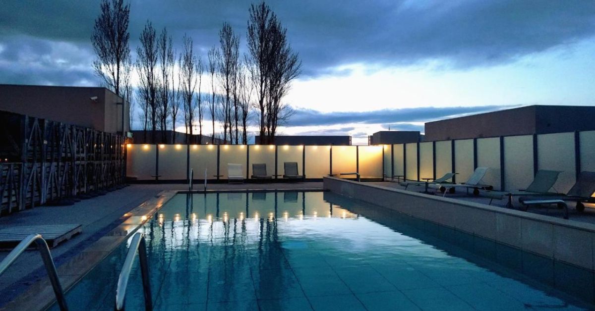Área de Piscina Vista Nocturna Hotel Aire de Bardenas
