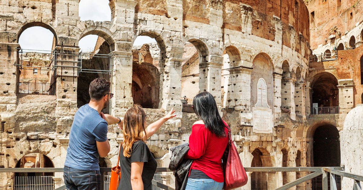 Guía explica a Turistas el Coliseo Romano