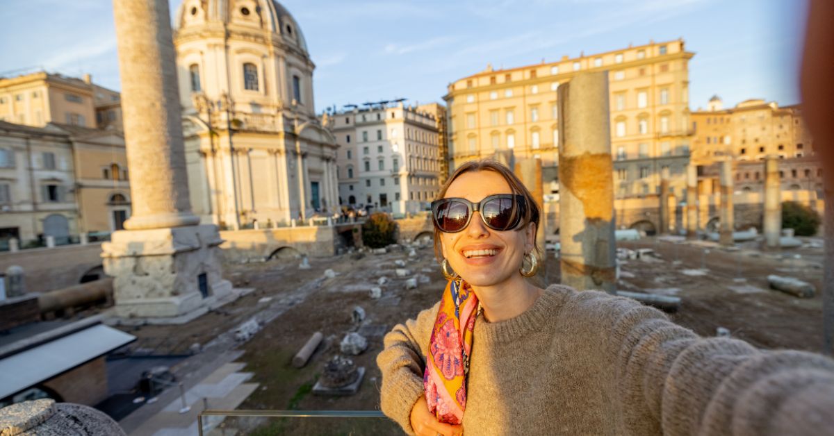 Mujer visita el Foro Romano