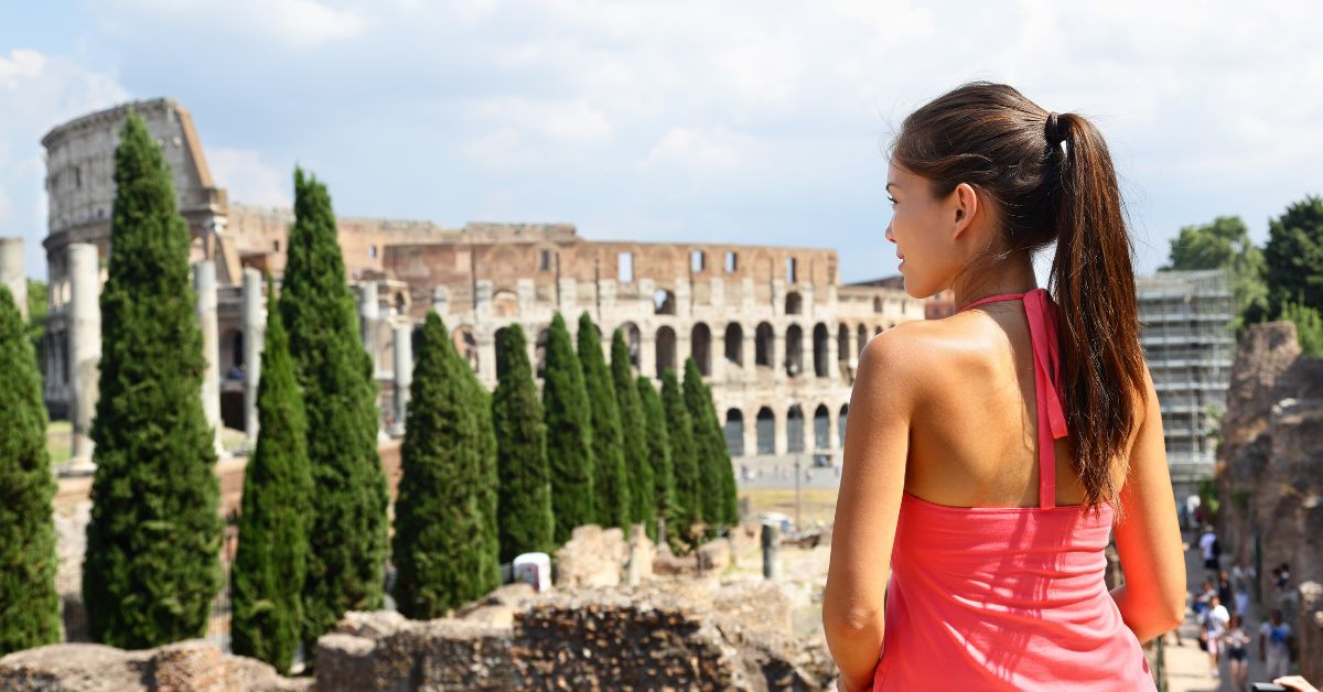 Turista en Coliseo Romano