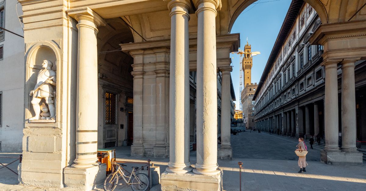 Turista explorando el Museo de los Uffizi en Florencia, Italia