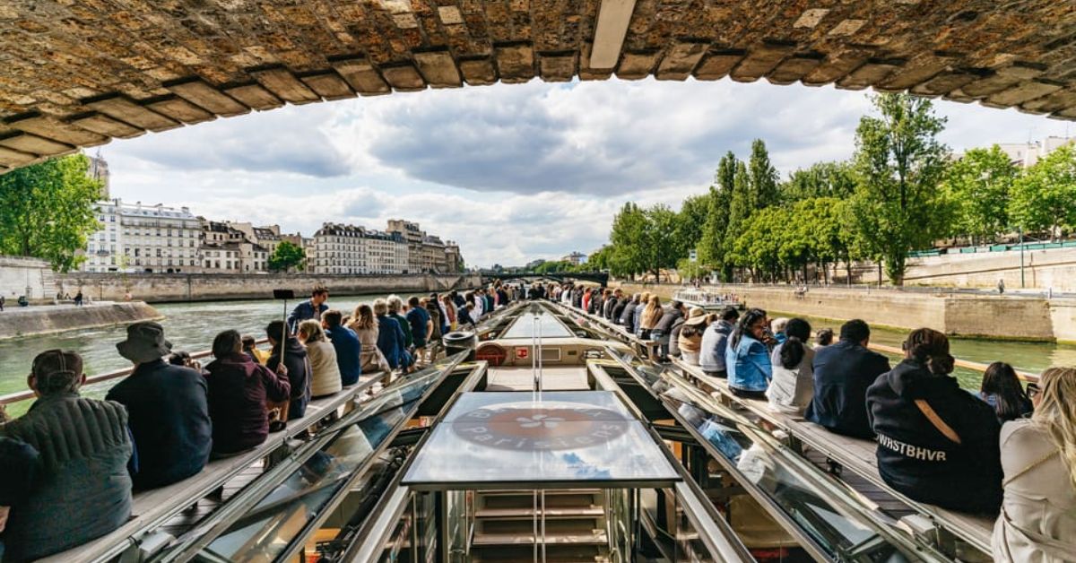Turistas en Crucero sobre el Río Sena