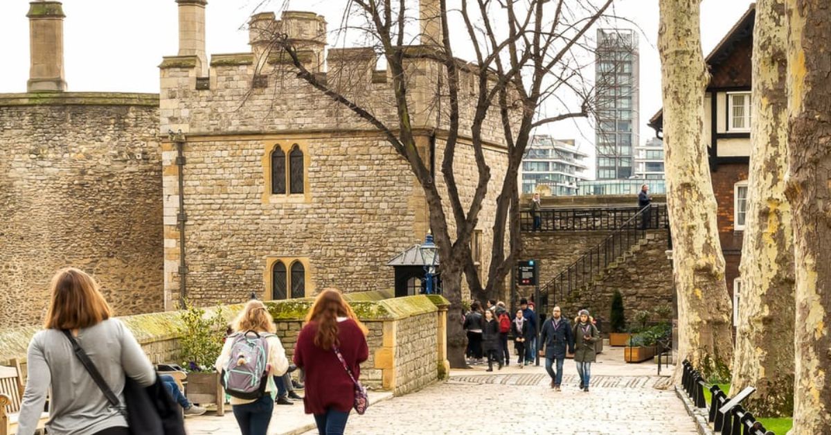 Turistas recorren la Torre de Londres