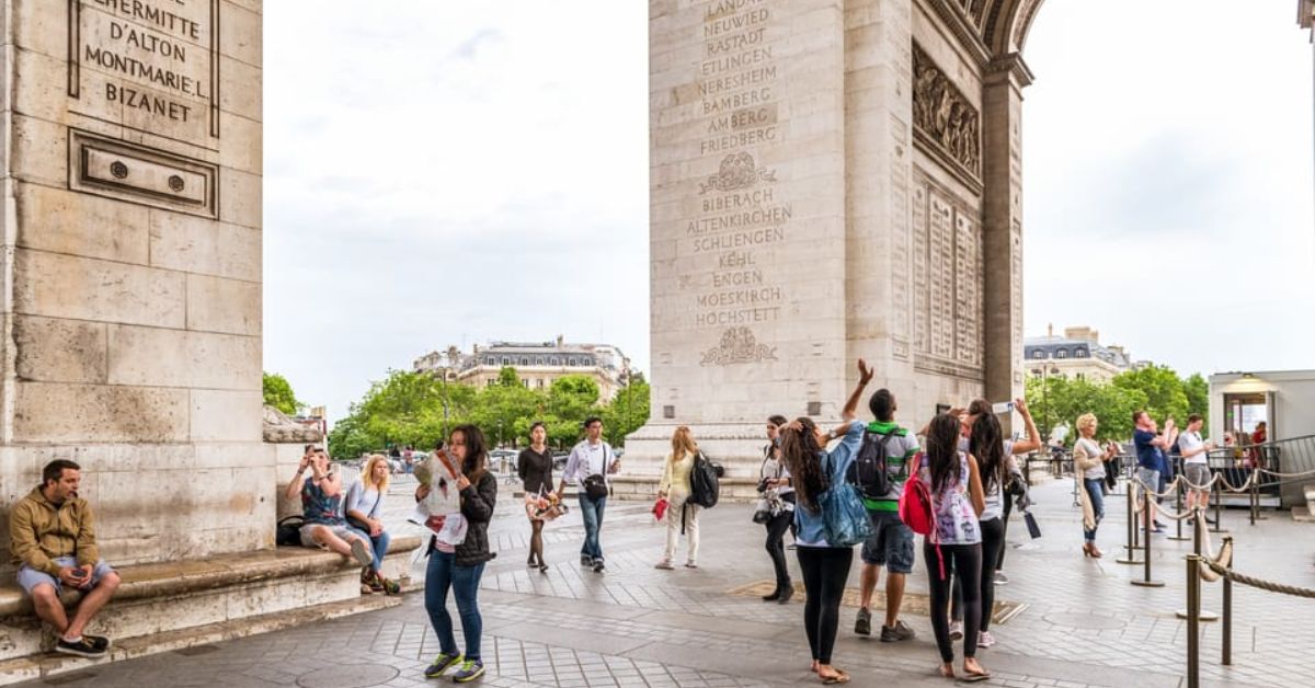 Turistas rodean al Arco del Triunfo París