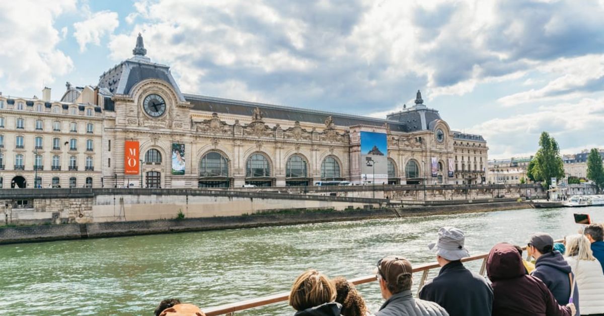 Viajeros sobre barco en Rio Sena París