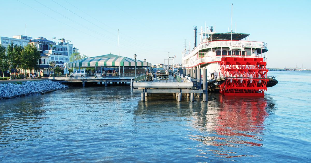 Barco de Vapor Natchez cerca de Muelle en Nueva Orleans