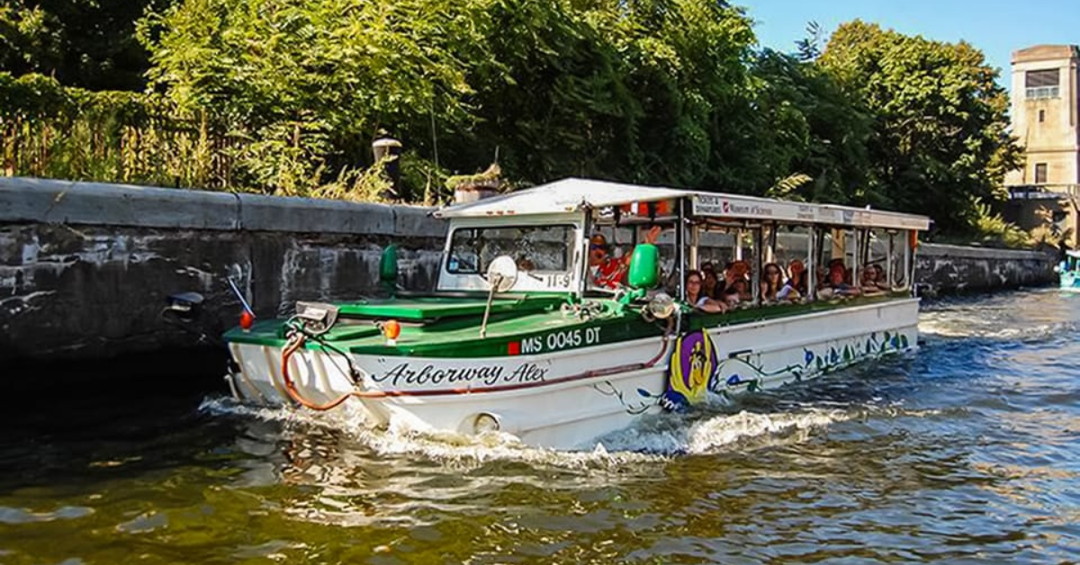 Boston Duck Boat cerca de muelle