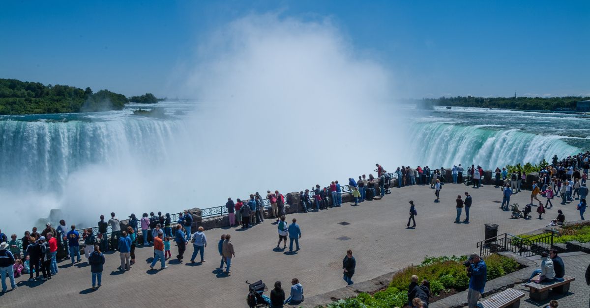 Turistas cerca del Cataratas del Niágara Ontario