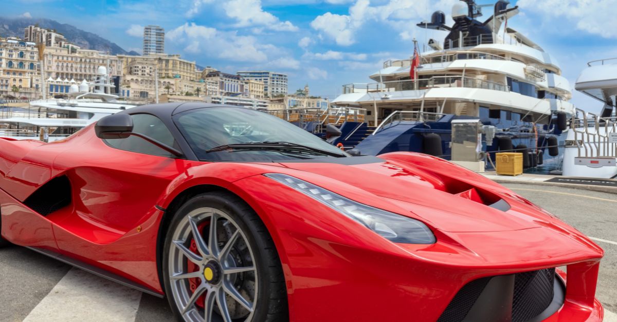 Yate y vehículo de lujo en Montecarlo, Riviera fRancesa