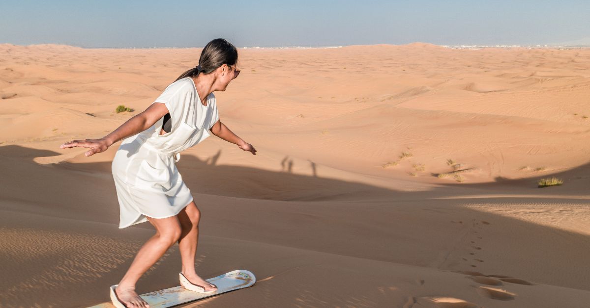 Mujer se divierte en dunas en Dubái