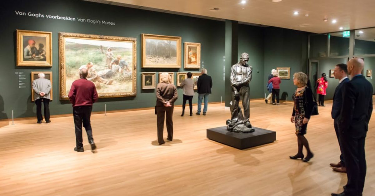 Personas exposición temporal en el Museo Van Gogh de Ámsterdam