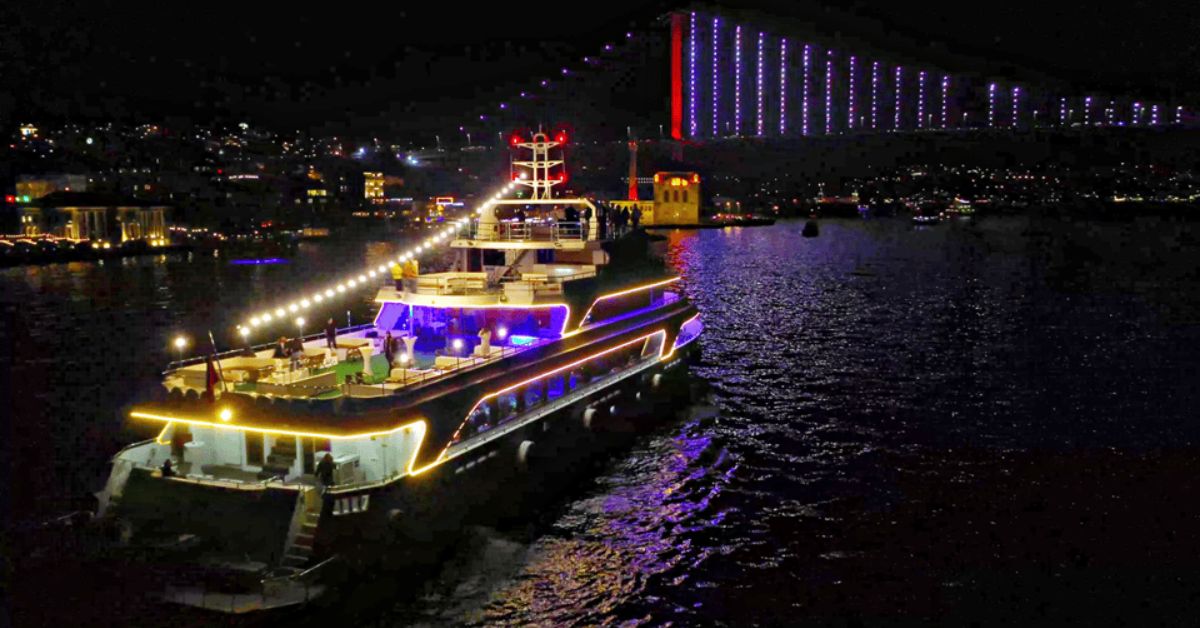 Tour nocturno por el Bósforo con espectáculo