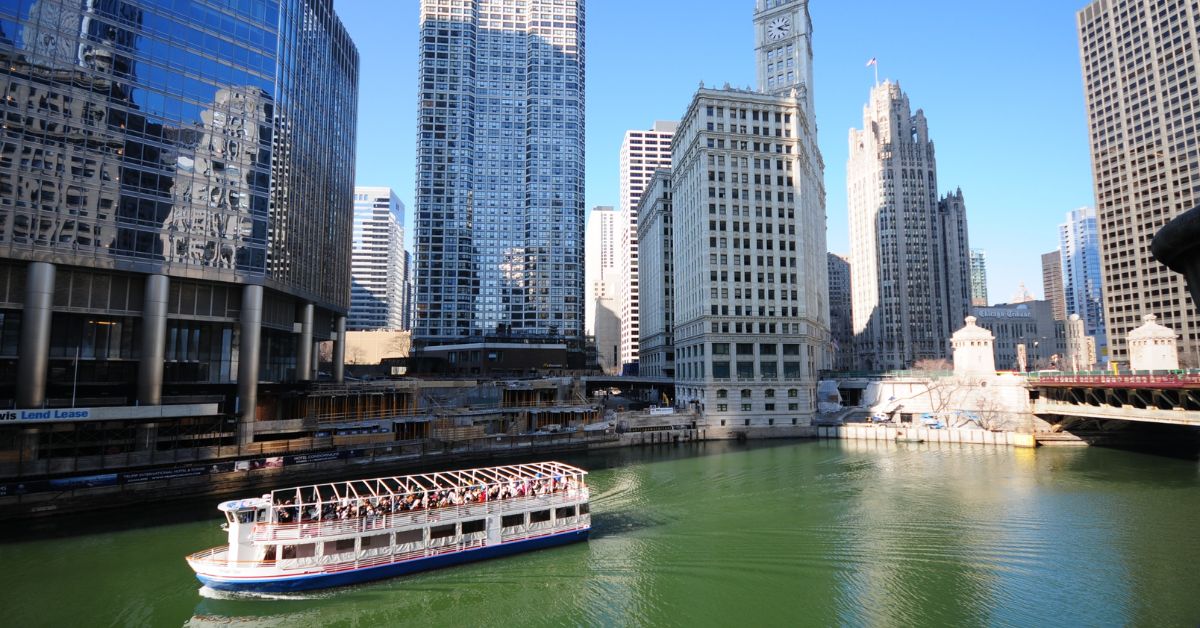 Barco turístico por el río de Chicago, Estados Unidos