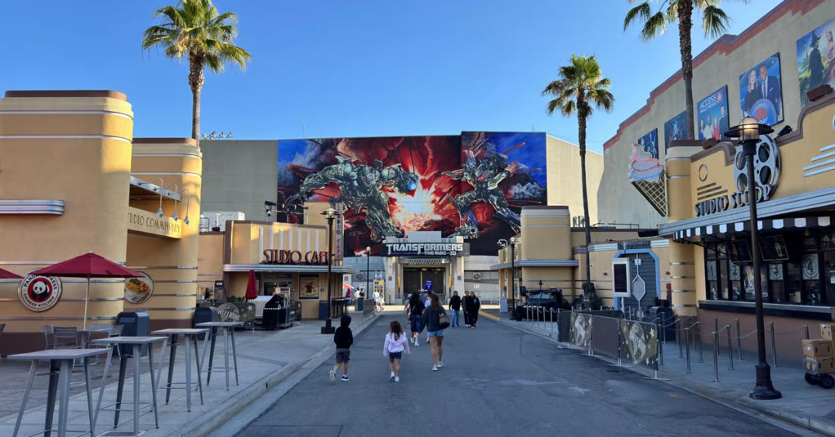 Calle con estudios de entretenimiento en Universal Studios en Los Ángeles