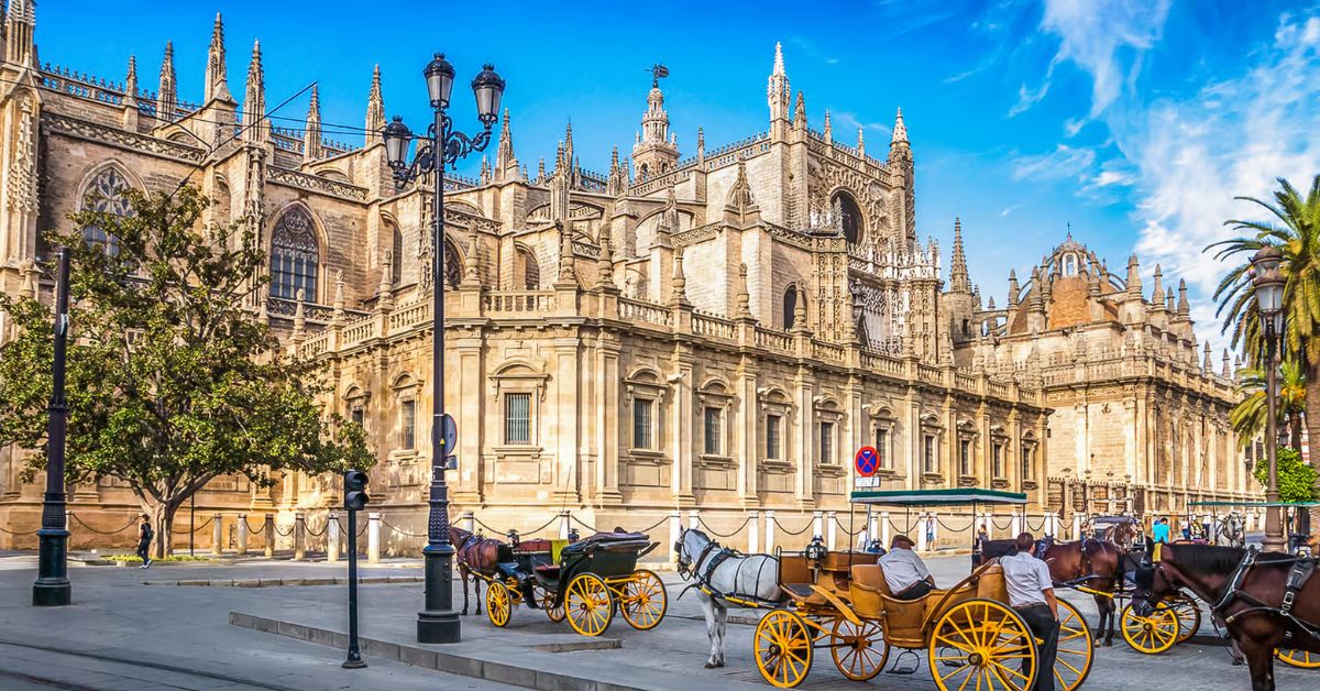 Carruajes posan en alrededores de Catedral de Sevilla, España