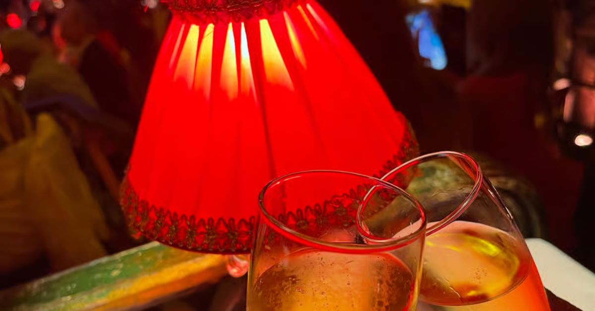 Copas con Champán en Cabaret de Moulin Rouge, París