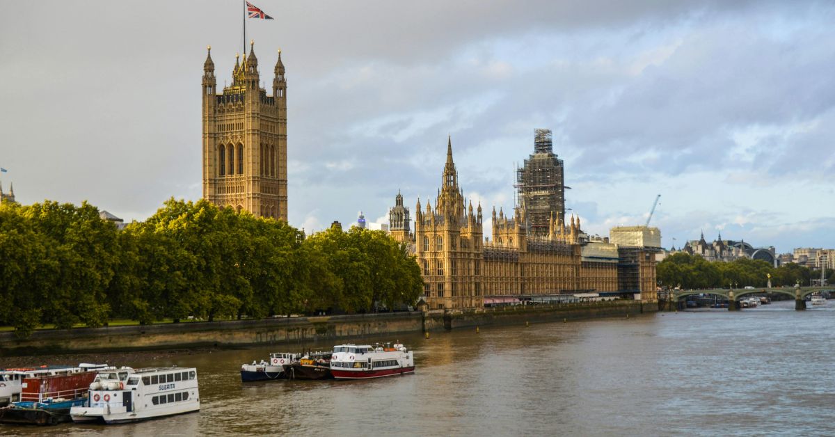 El Palacio de Westminster cerca del río Támesis, Londres