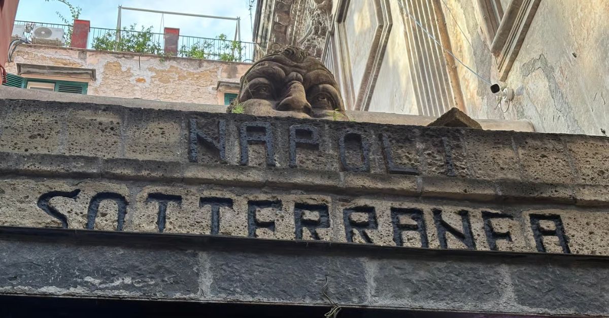 Entrada a Nápoles Subterránea, Italia