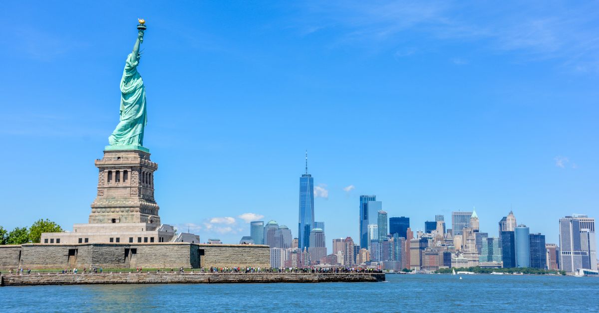 Estatua de la Libertad con el Horizonte de la Ciudad de Nueva York