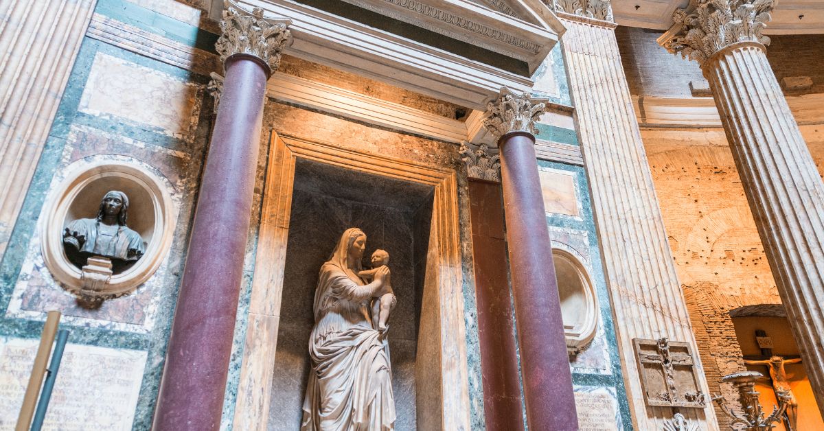 Estatua en Interior del Panteón en Roma, Italia