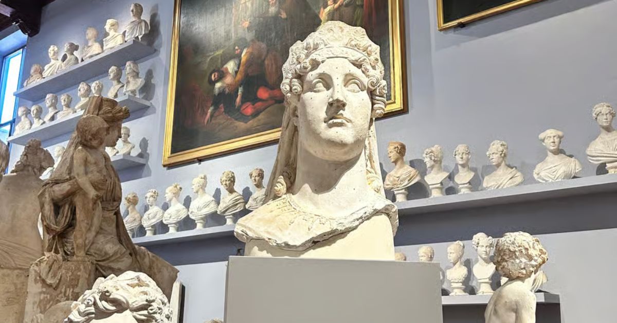 Estatuillas en Galería de la Academia en Florencia