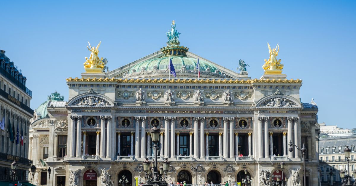 Fachada frontal de Ópera de Garnier. Atracción de París
