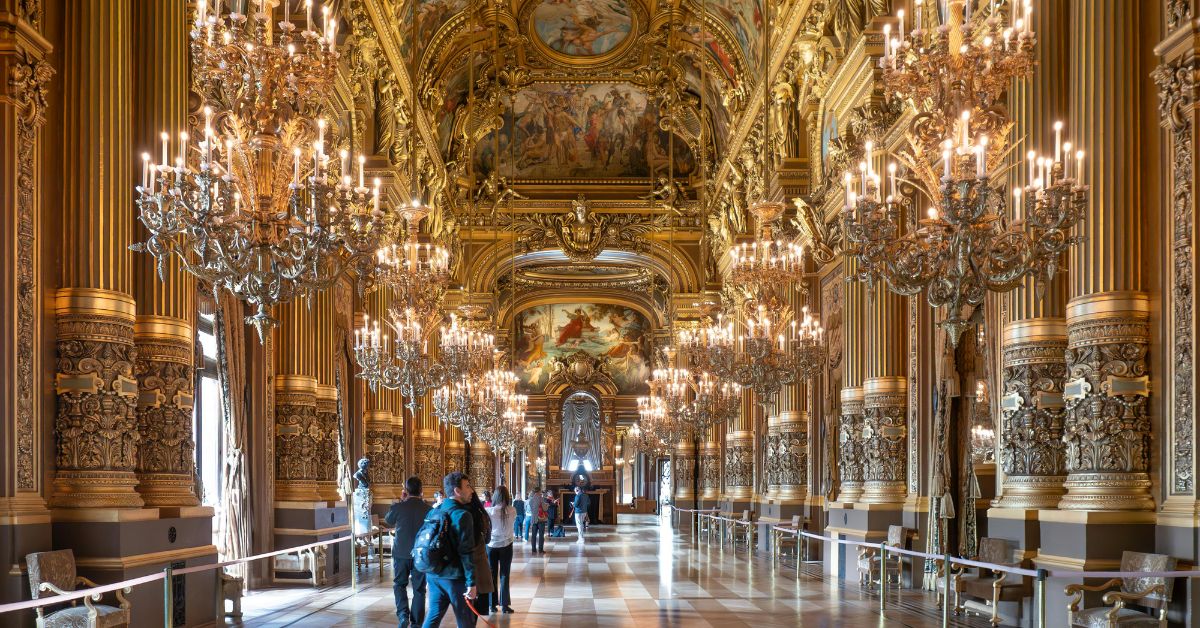 Hermoso interior del Palacio Garnier en París, Francia