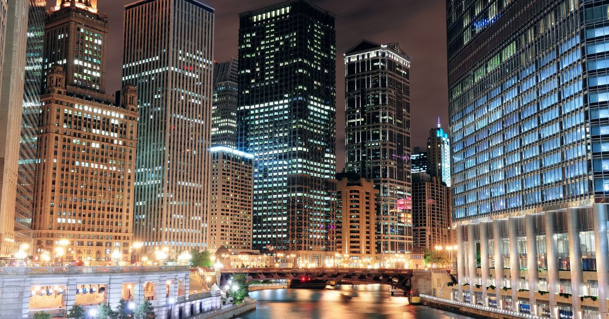 Paseo en Río de Chicago con vista a Edificios iluminados