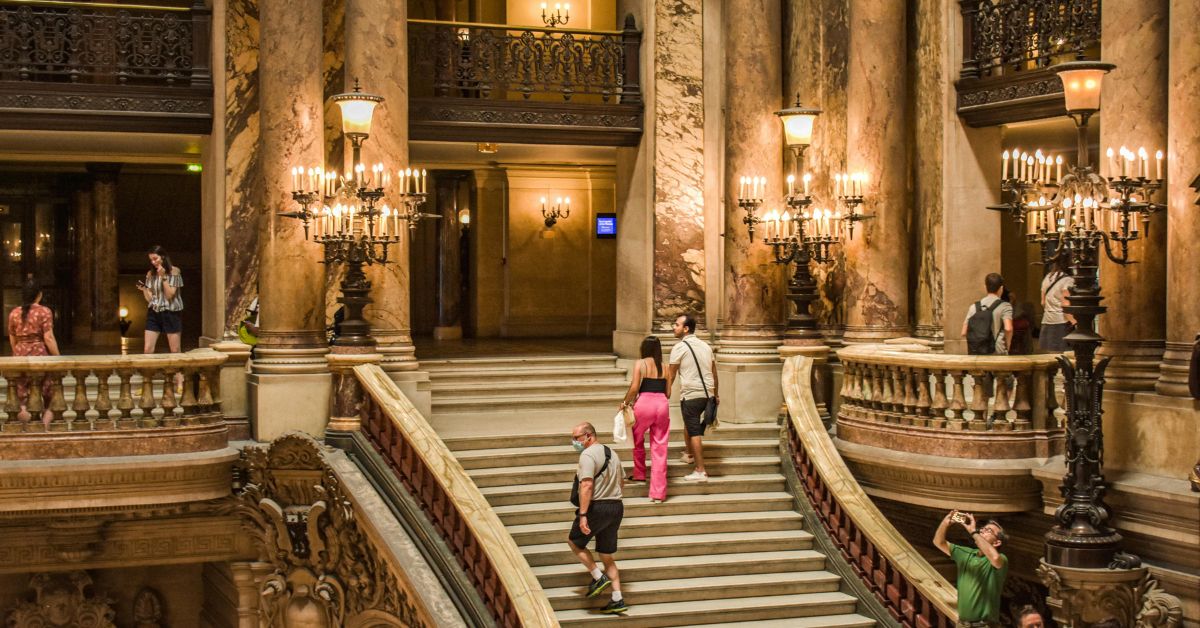 Turistas caminan en Ópera de Garnier, París