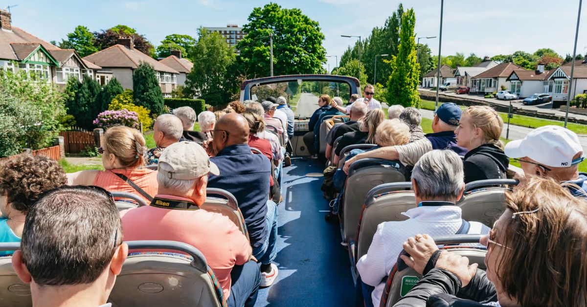 Turistas disfrutan de las vistas de Liverpool en Bus Tour