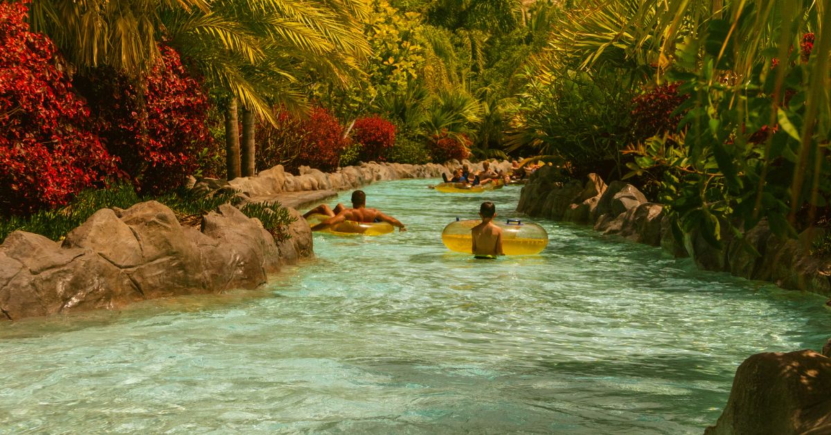 Turistas disfrutan del Parque Siam en Tenerife, España