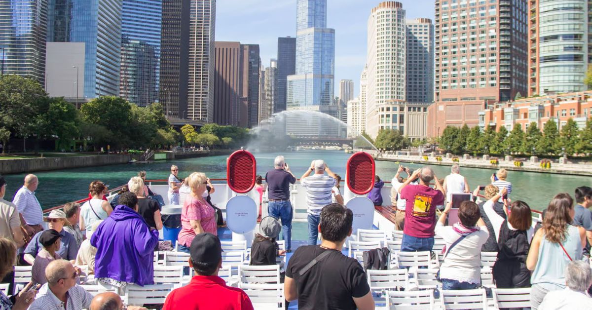 Turistas toman fotos en Crucero arquitectónico sobre Río de Chicago