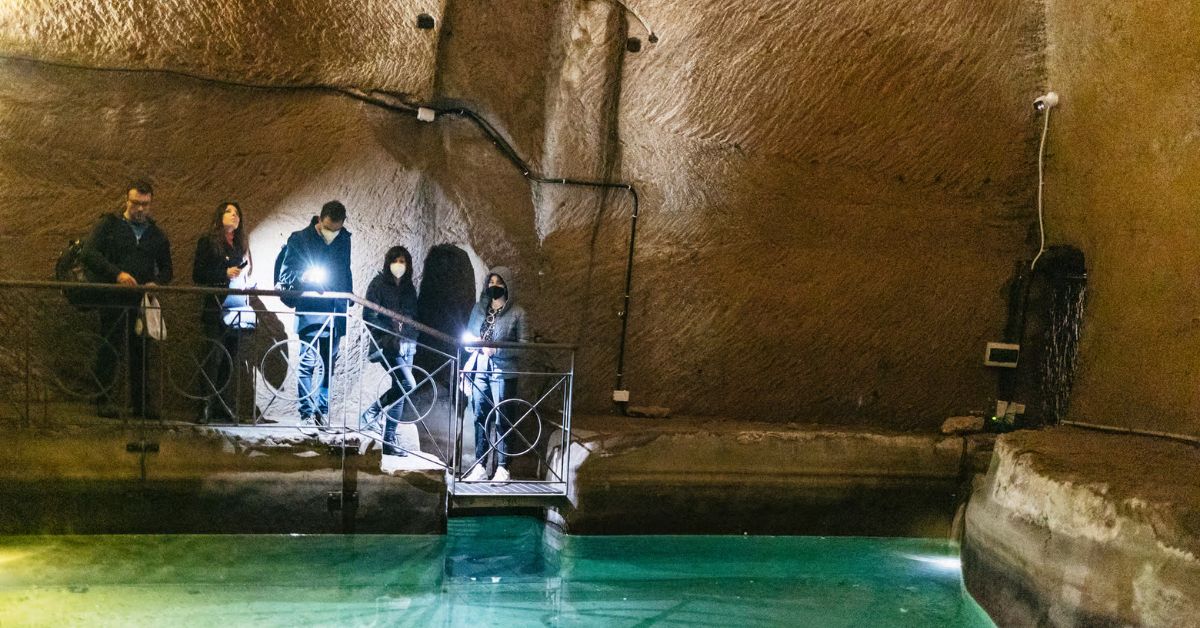 Turistas visitan a Nápoles Subterránea, Italia