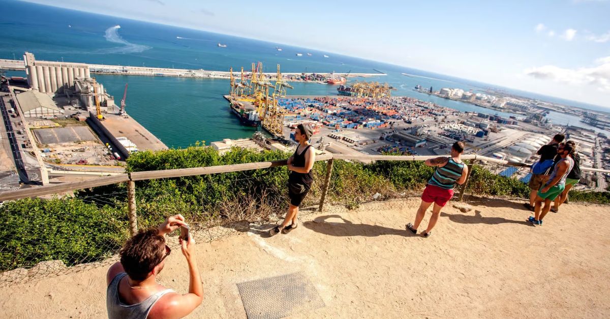Turistas visitan el Teleférico de Montjuic, Barcelona