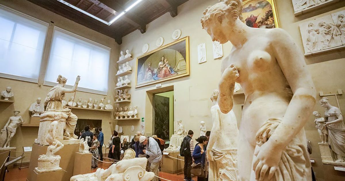 Turistas visitan las estatuas de la Galería de la Academia en Florencia