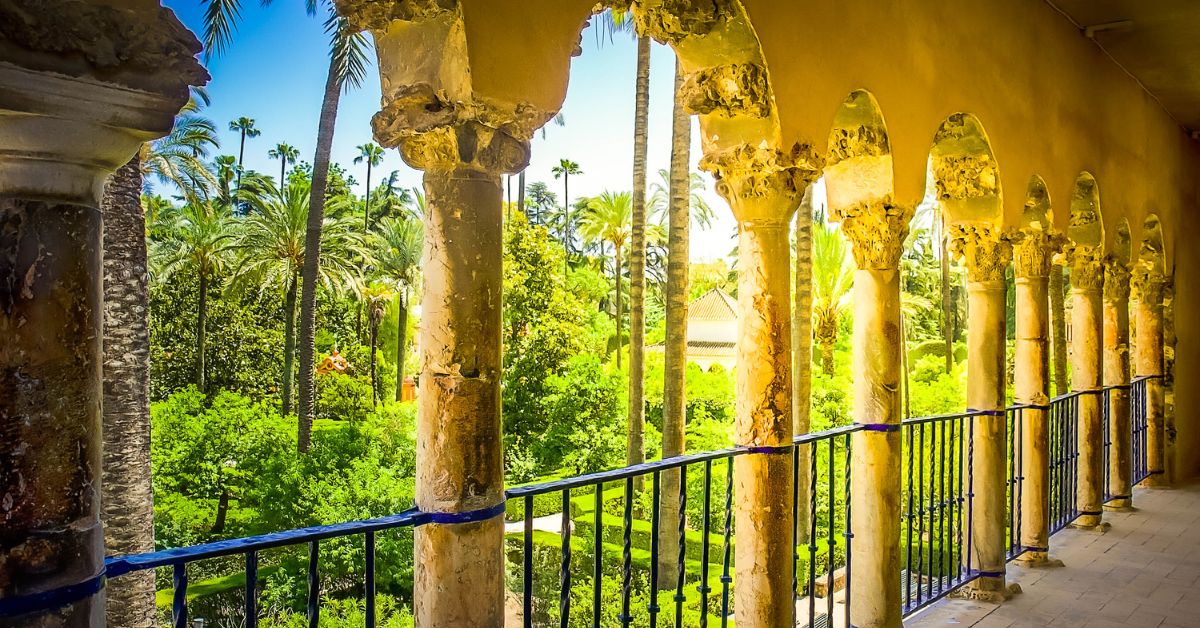 Vista de balcón de Jardín del Alcázar de Sevilla, España