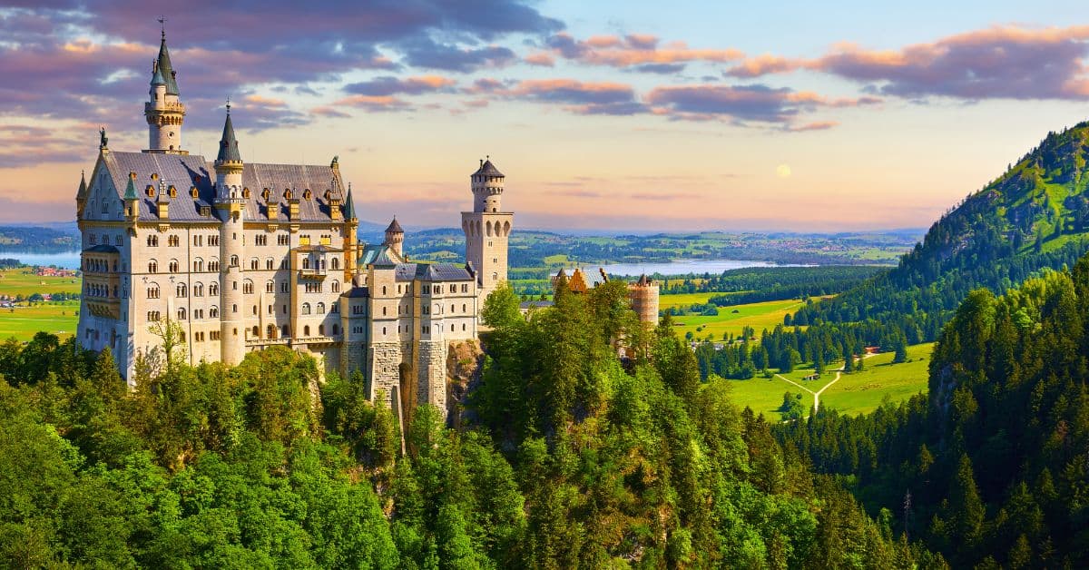 Baviera, Alemania. Castillo de Neuschwanstein de cuento de hadas, Alpes bávaros