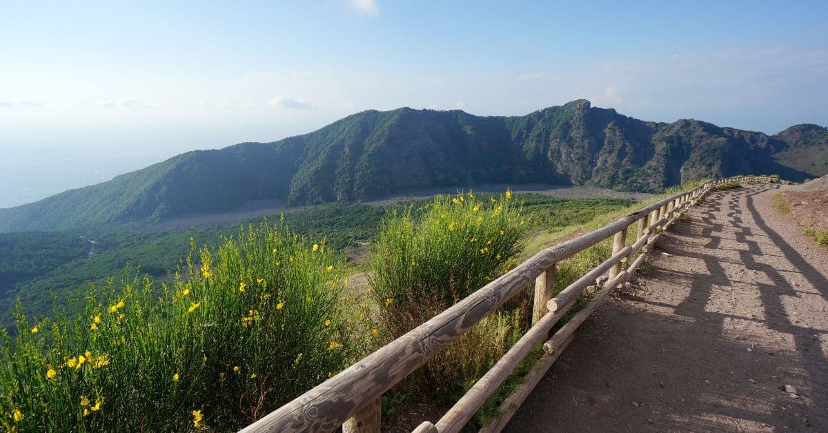 Camino hacia el Monte Vesubio en Pompeya, Nápoles, Italia