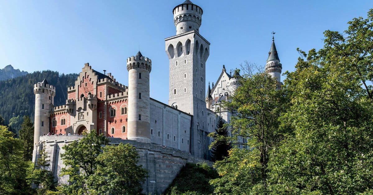 Castillo de Neuschwanstein en los pintorescos Alpes de Baviera