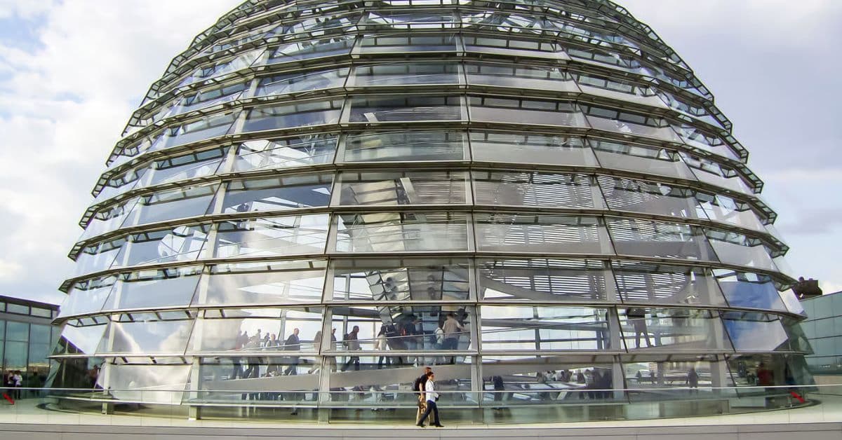 Detalle arquitectónico de la cúpula del Reichstag de Berlín, Alemania